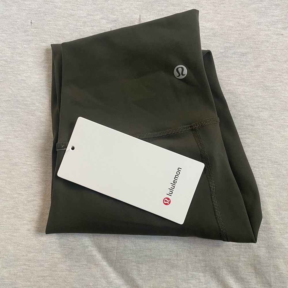 Lululemon Wunder Under leggings. Size 0. NEVER WORN. NEW WITH TAGS